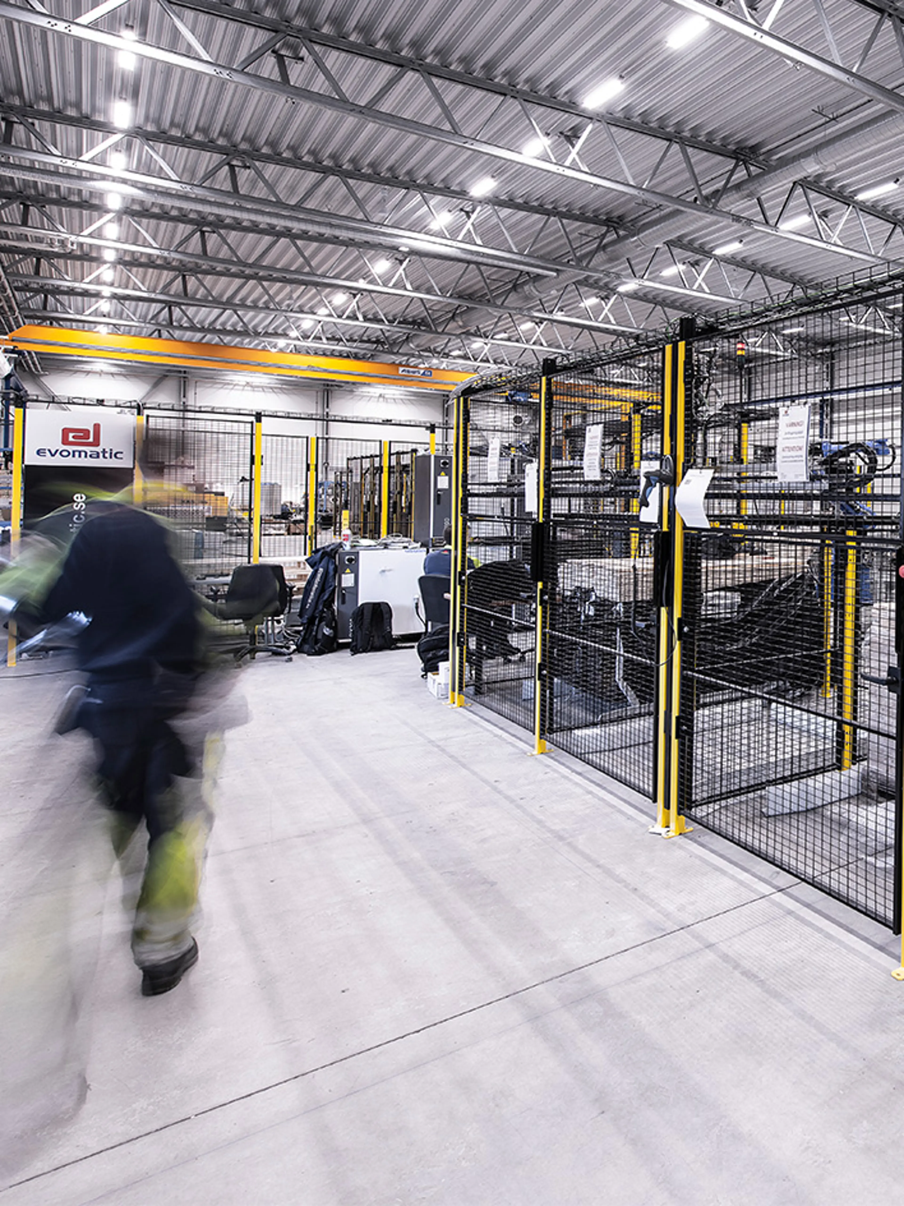 Macchine automatiche stazionarie per stoccaggio e confezionamento, inclusi nastri trasportatori, smistatori e pallettizzatori in un ambiente di magazzino.