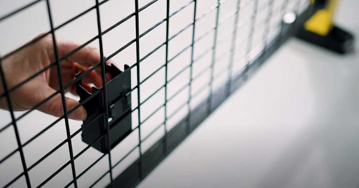 Staffa per pannelli in rete