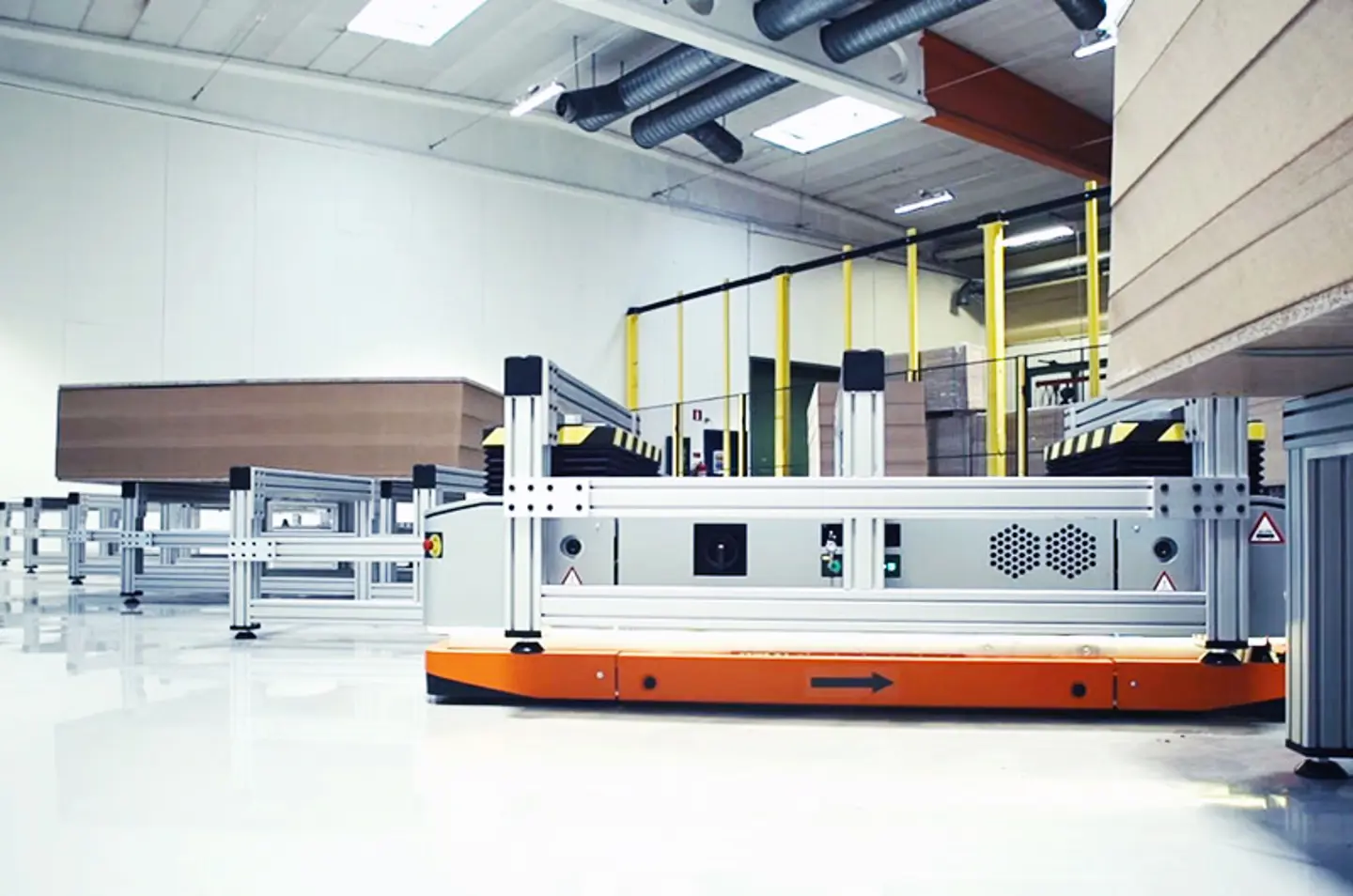Robot mobile autonomo (AMR) che trasporta materiali con recinzione di sicurezza lungo i lati