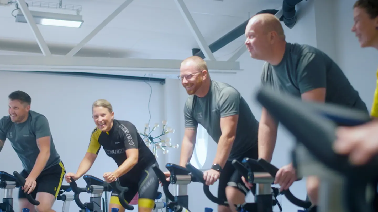 Dipendenti axelent che fanno sport tutti insieme ridendo