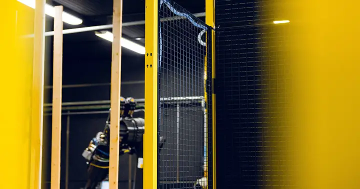 Le protezioni perimetrali industriali fisse impediscono l'accesso alle zone di rischio Le protezioni perimetrali industriali fisse impediscono l'accesso alle zone di rischio