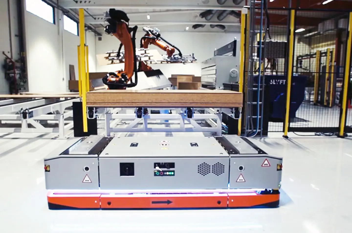 Veicolo a guida automatica (AMR) in magazzino industriale