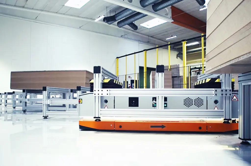 Robot Mobile Autonomo (AMR) che trasporta merci all’interno di un magazzino industriale