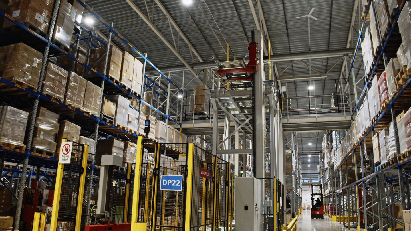 Scaffalature sullo sfondo con reti di sicurezza Axelent posate a terra