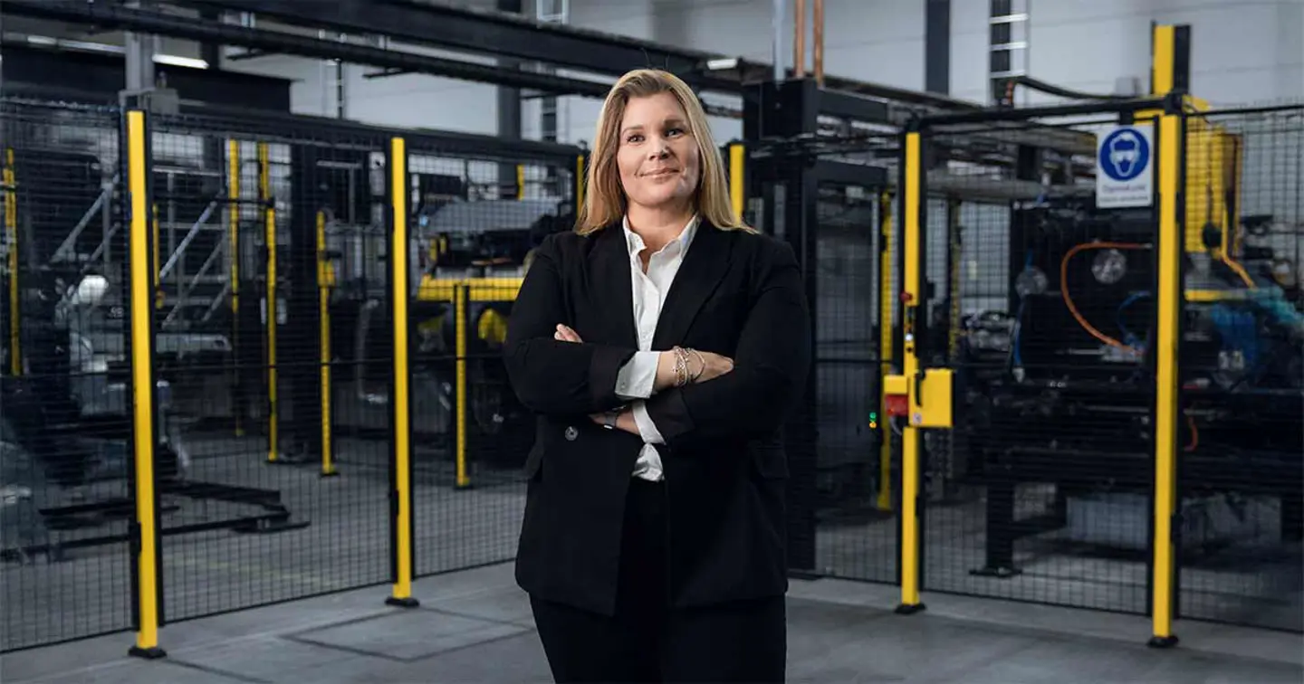 Karin Sandén Ahlqvist CEO di Axelent AB davanti a pannelli perimetrali in rete nera con montanti gialli