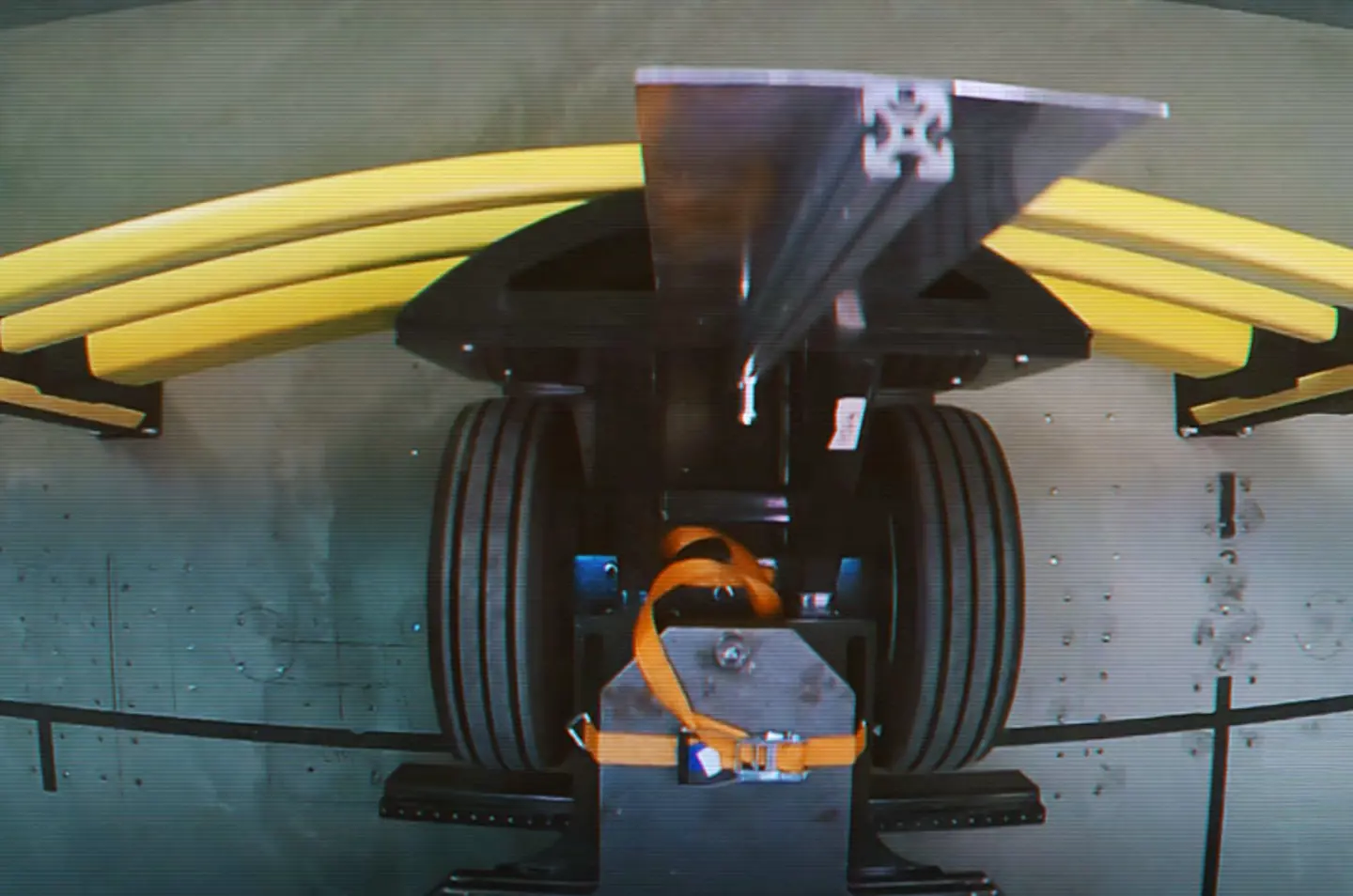 Test d’impatto che mostra un veicolo entrare in collisione con protezioni antiurto in polimero in un ambiente controllato