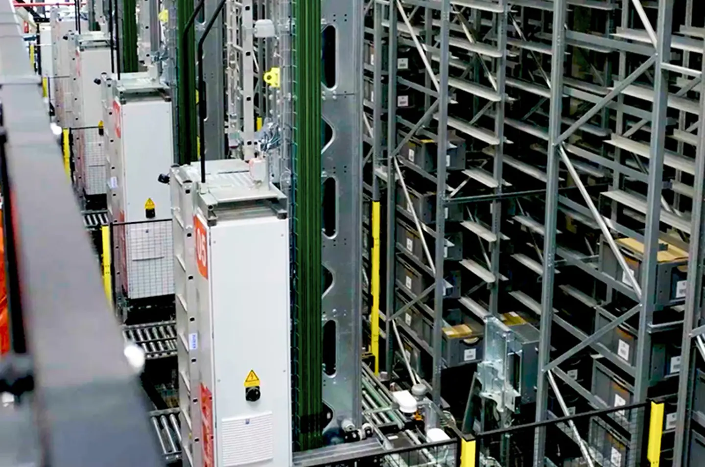 Sistema di magazzino ASRS protetto da recinzioni di sicurezza per macchinari