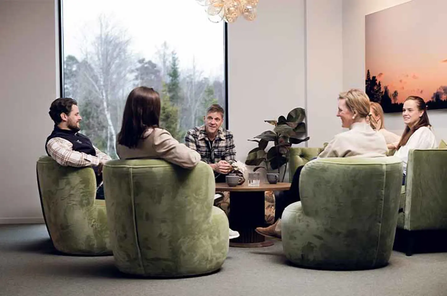 persone che parlano tra loro sedute sulle poltrone dell'ufficio